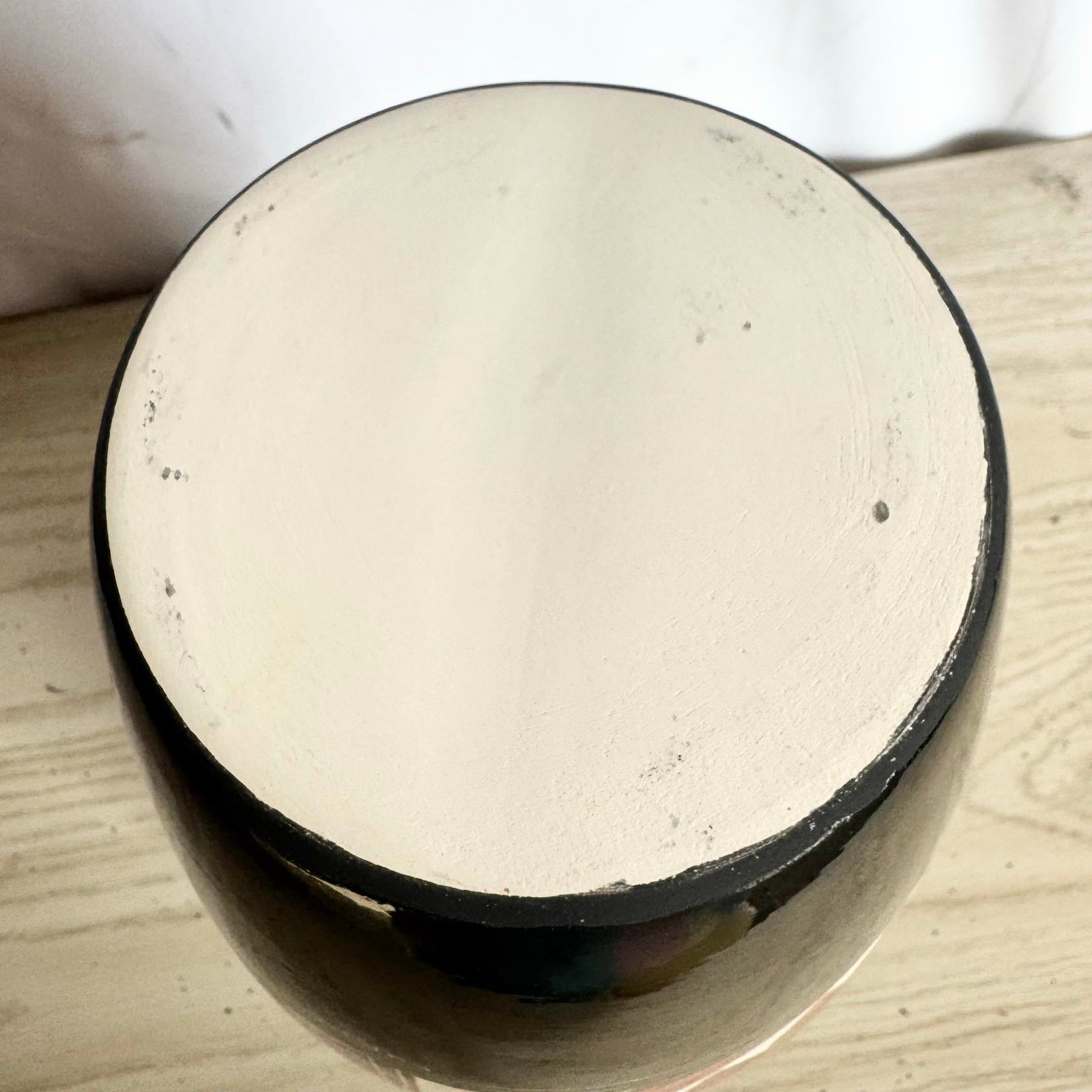1989 Black and White and Red Sgraffito Pottery Vase by the Curras Brothers - 7