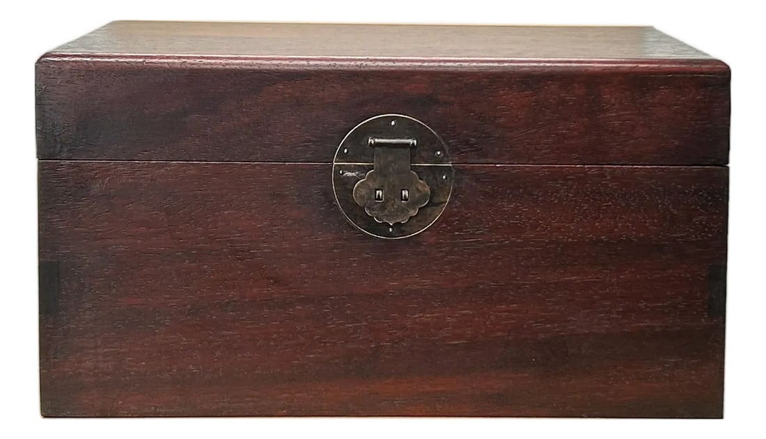 Oriental Plain Surface Brown Natural Wood Small Trunk Chest Box: This elegant rectangular chest is crafted from natural wood, boasting a deep, rich mahogany finish that highlights the subtle, linear beauty of its grain. Its design draws inspiration from