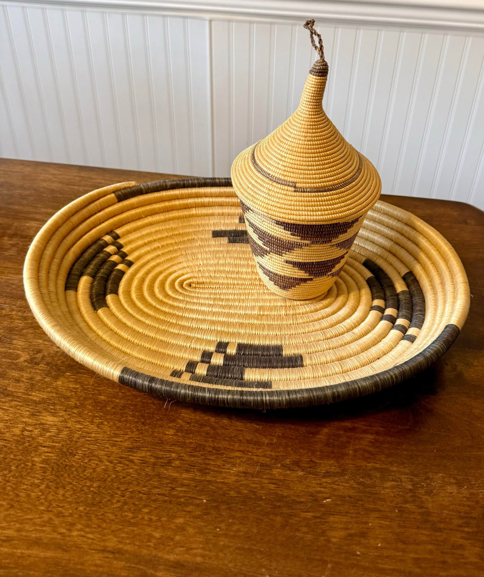 Rwandan Tutsi Woven Basket With Large Tray - 5