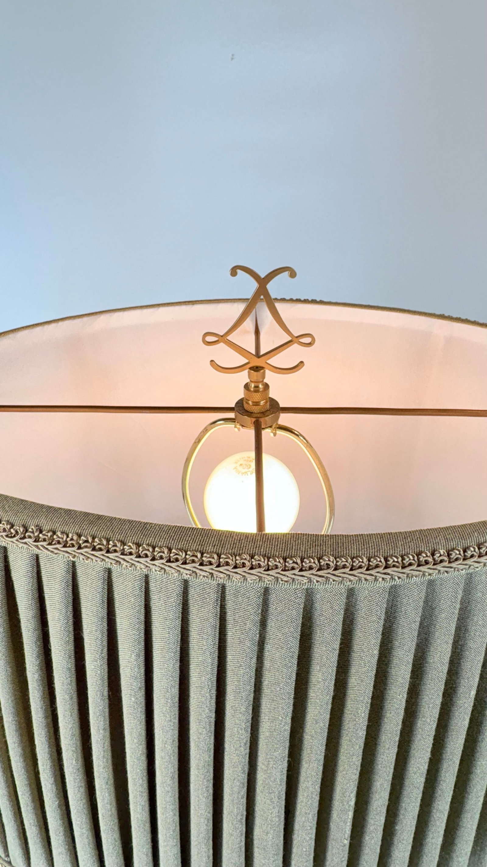 Lamp by Leeazanne for Lam Lee Group, 1990s Large Captivating Sculptural Urn With Vines - 4