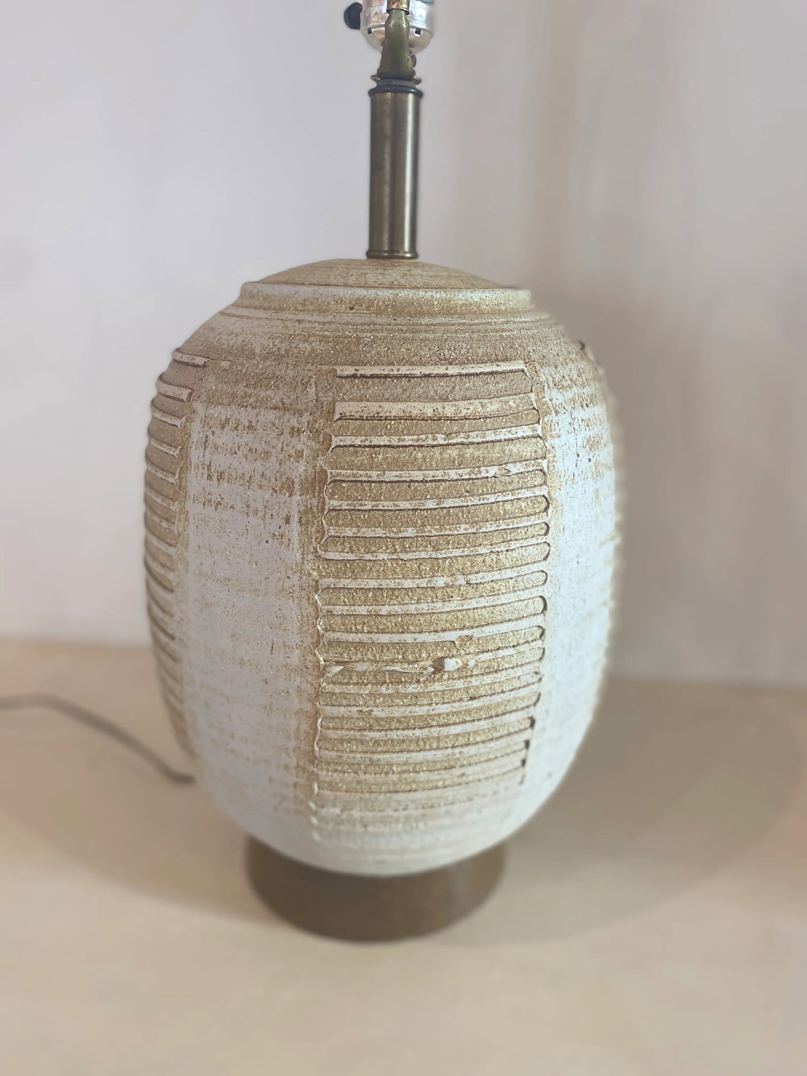 Midcentury Striated Pottery Table Lamp With Wicker Shade - 10