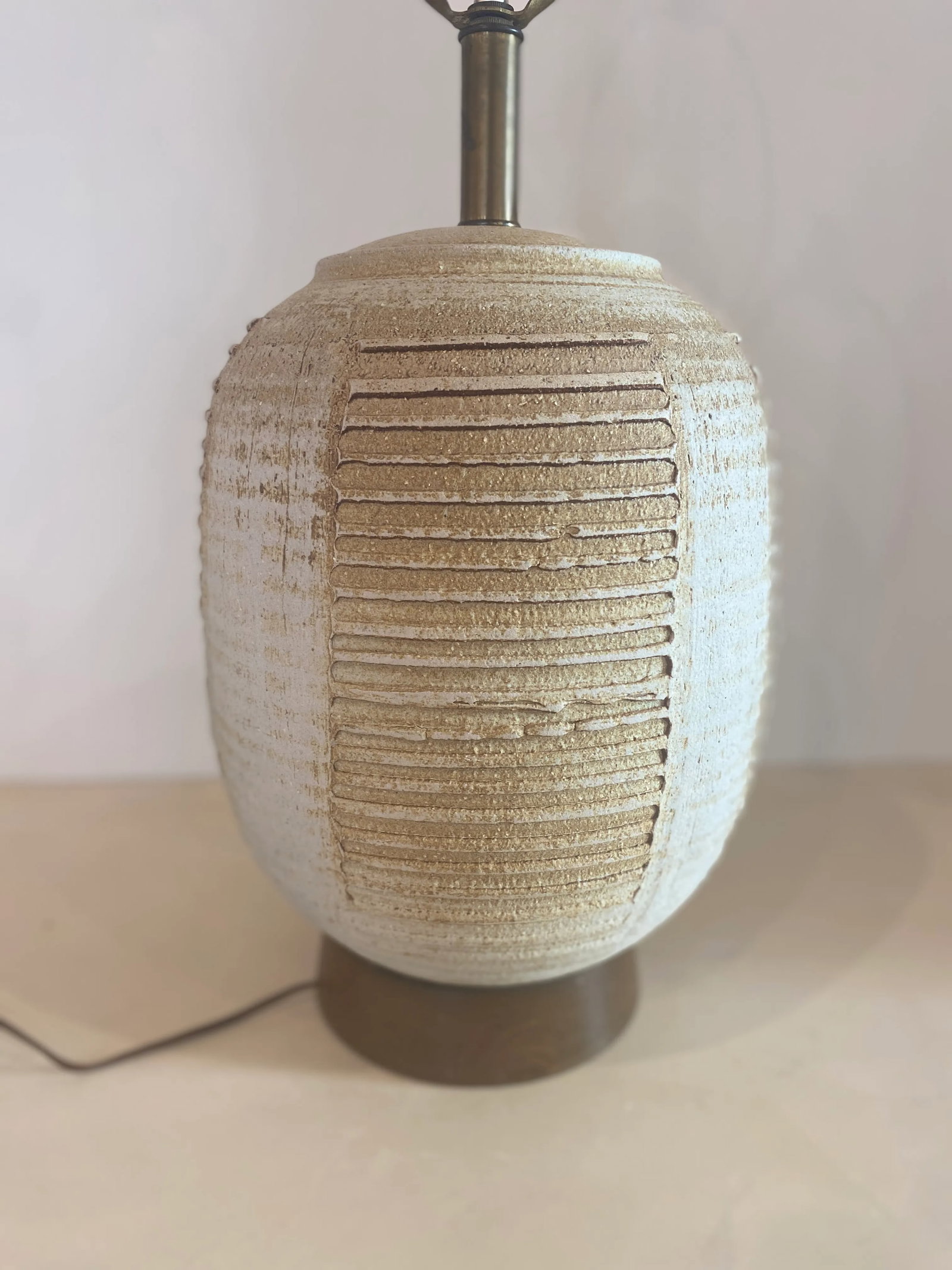 Midcentury Striated Pottery Table Lamp With Wicker Shade - 11