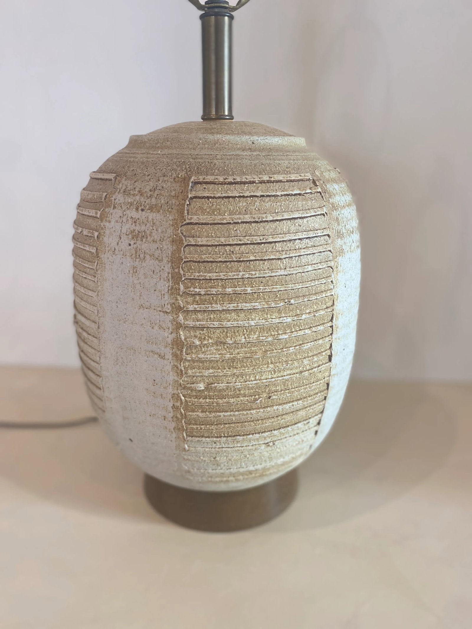 Midcentury Striated Pottery Table Lamp With Wicker Shade - 12