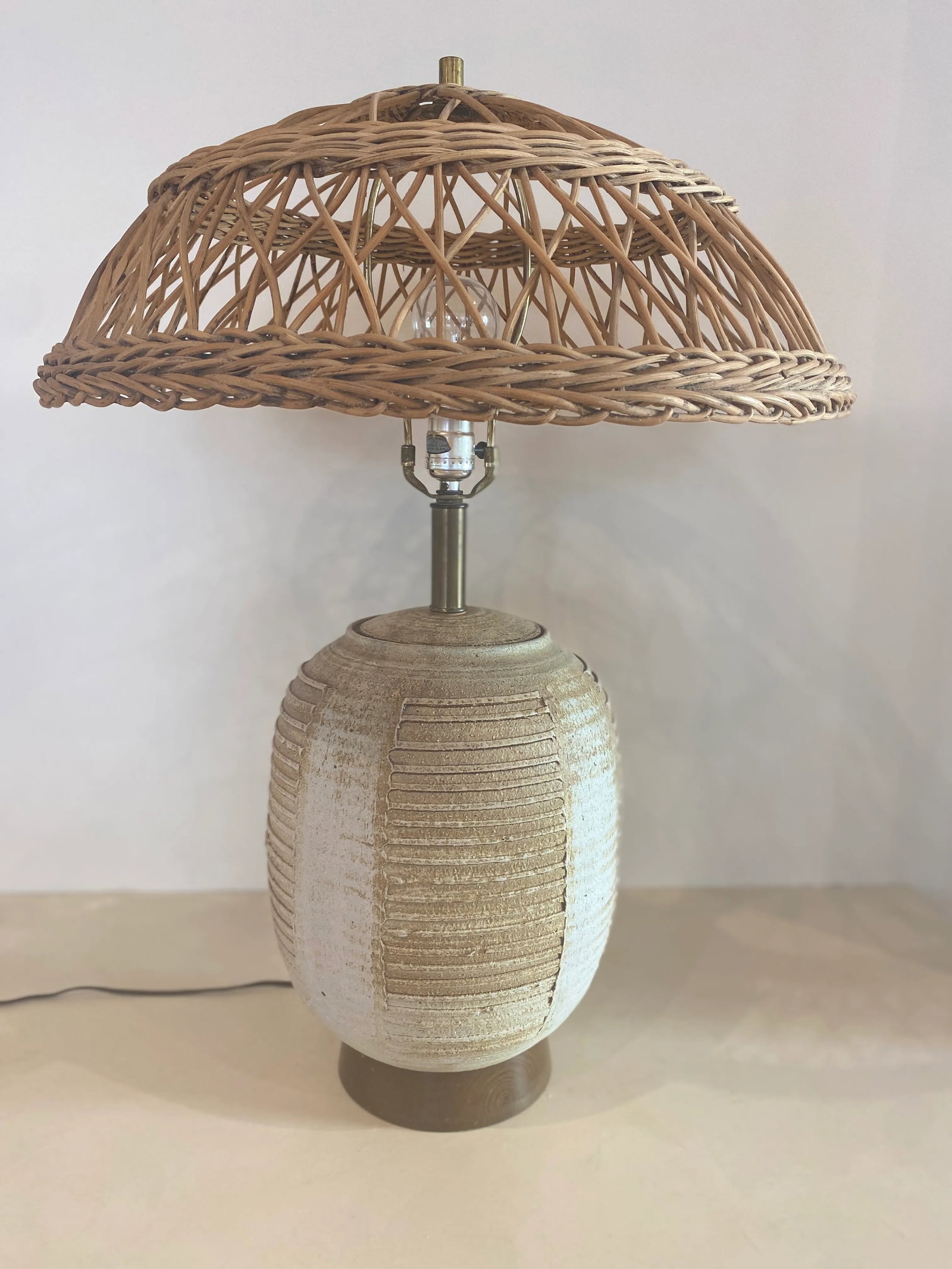 Midcentury Striated Pottery Table Lamp With Wicker Shade - 13