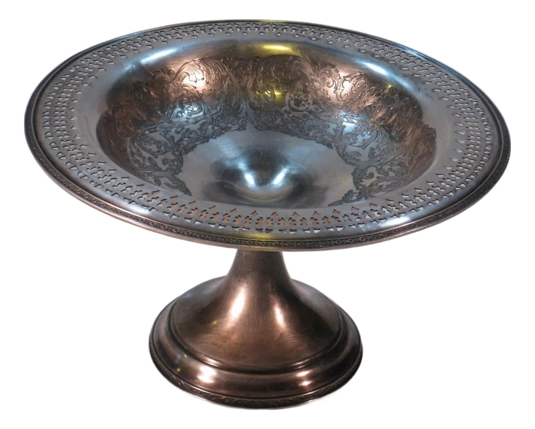 Bowl Footed WILCOX Silverplate Hand-Engraved Scrolls Silver 1850-1899 Bowls: The product is a Wilcox Silverplate Co. footed bowl hand-engraved with Victorian scrolls, dating from 1850 to 1899. Made in the United States, this bowl showcases the intricate American Victorian