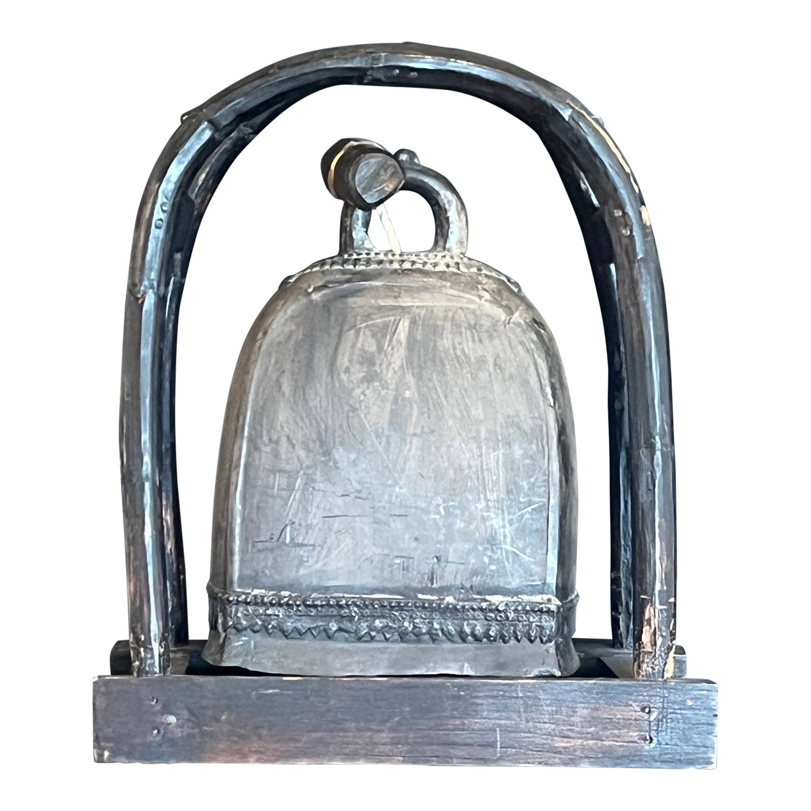 Large Antique Thai Karen Hill Tribe Bronze Elephant Bell & 16" Bentwood Frame: An exceptional, large-scale authentic antique bronze elephant bell (idiophone) from the Karen Hill Tribe of Northern Thailand. Measuring a substantial 12 inches in height, this "Master" grade bell