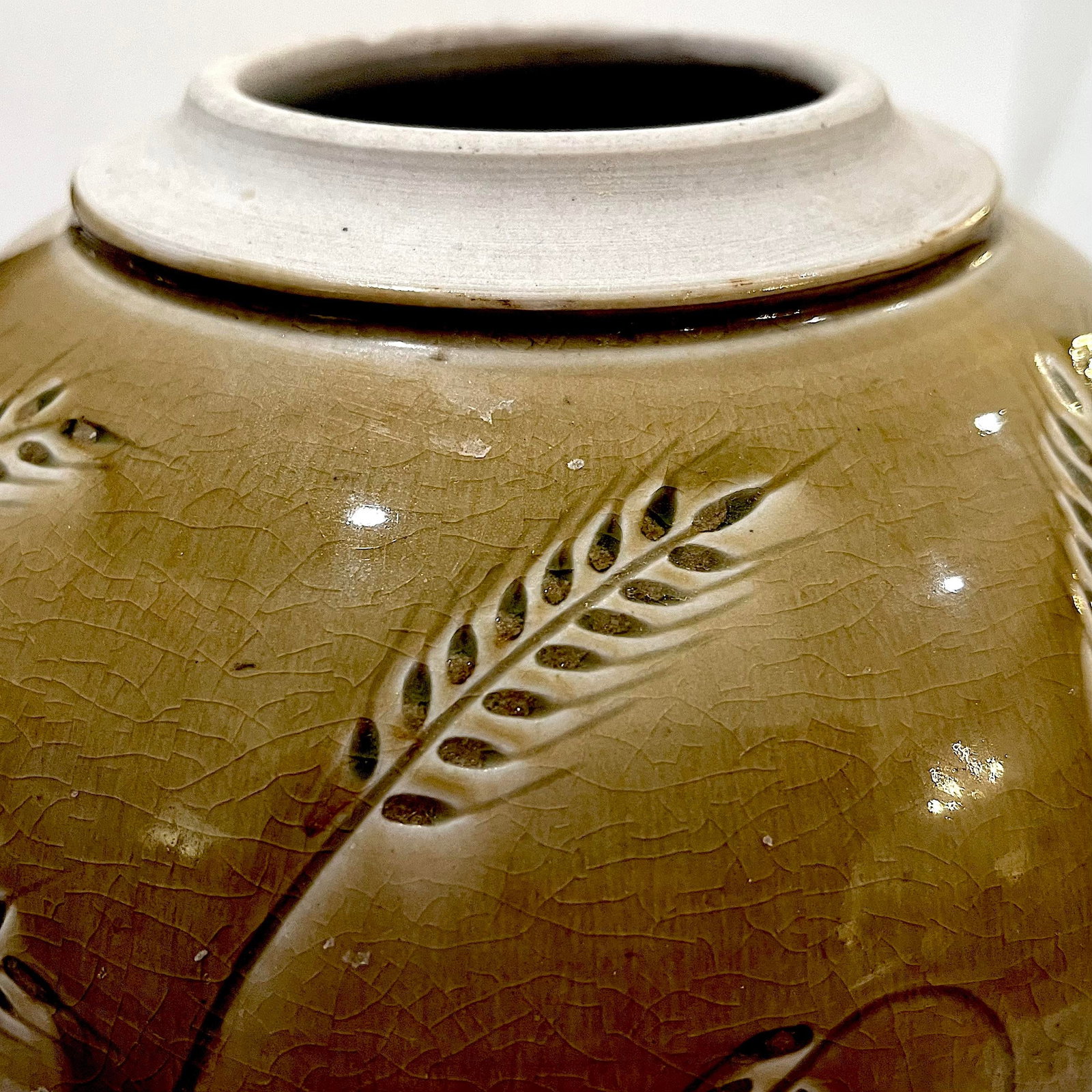 1970's Hand-Crafted Porcelain Jar With Incised Wheat Decoration - Ken Edwards Montana Potter - 4