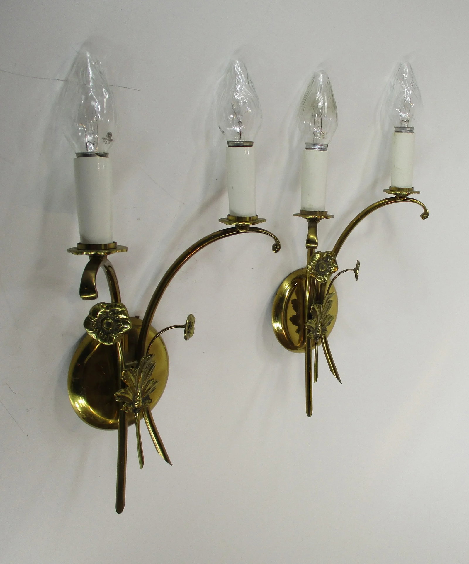 Pair of 1940s-50's Swedish Wall Sconce Lights Made of Brass Ornamental Flower Decorations - 3