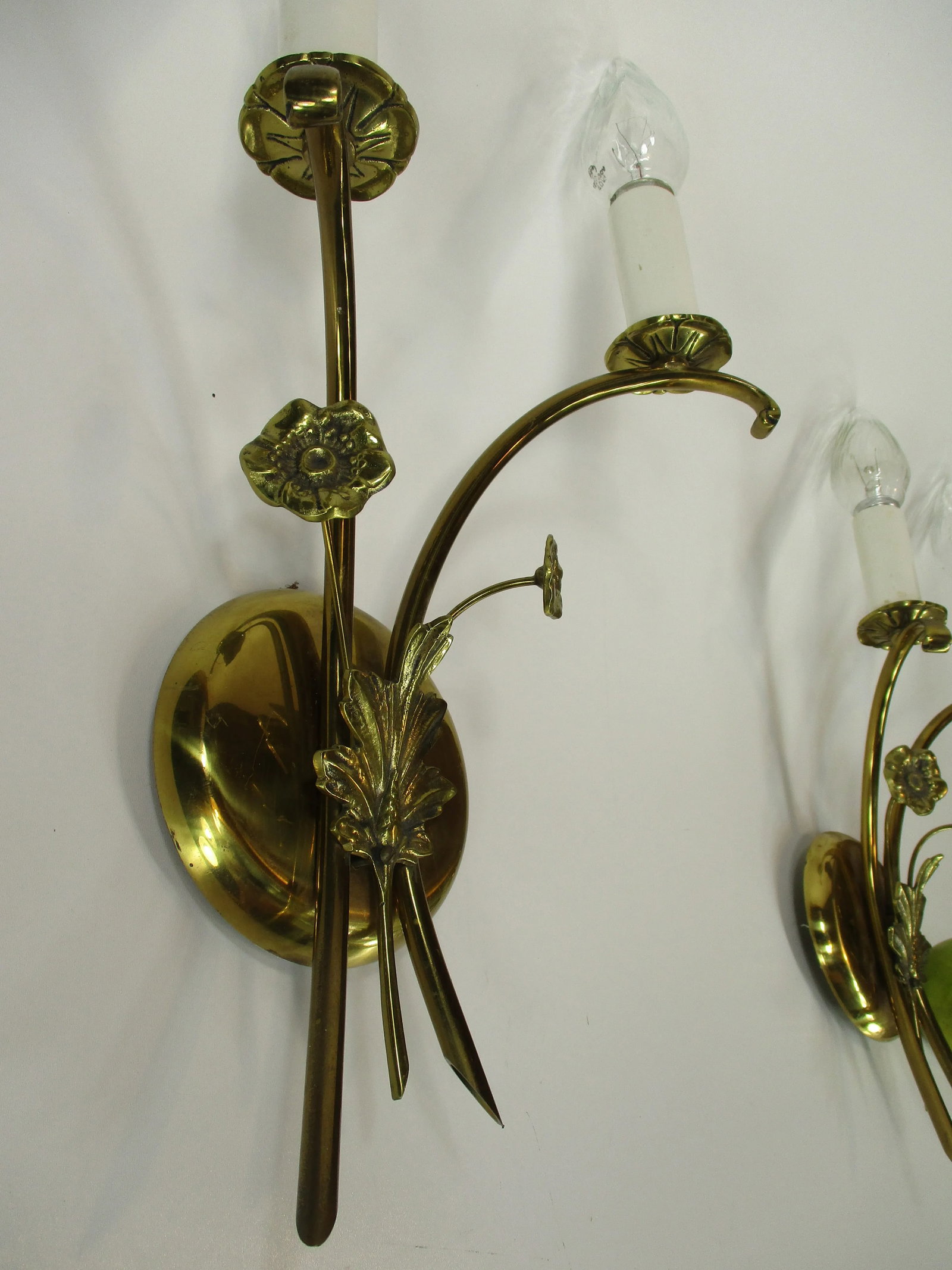 Pair of 1940s-50's Swedish Wall Sconce Lights Made of Brass Ornamental Flower Decorations - 6