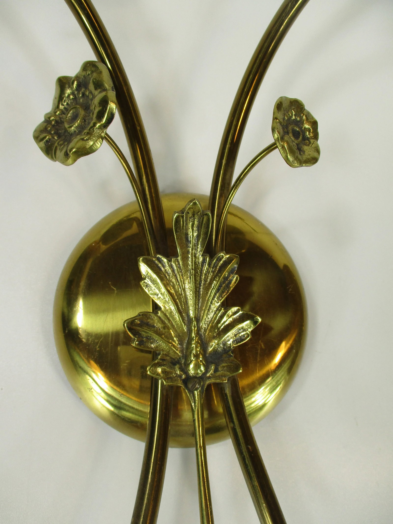Pair of 1940s-50's Swedish Wall Sconce Lights Made of Brass Ornamental Flower Decorations - 7