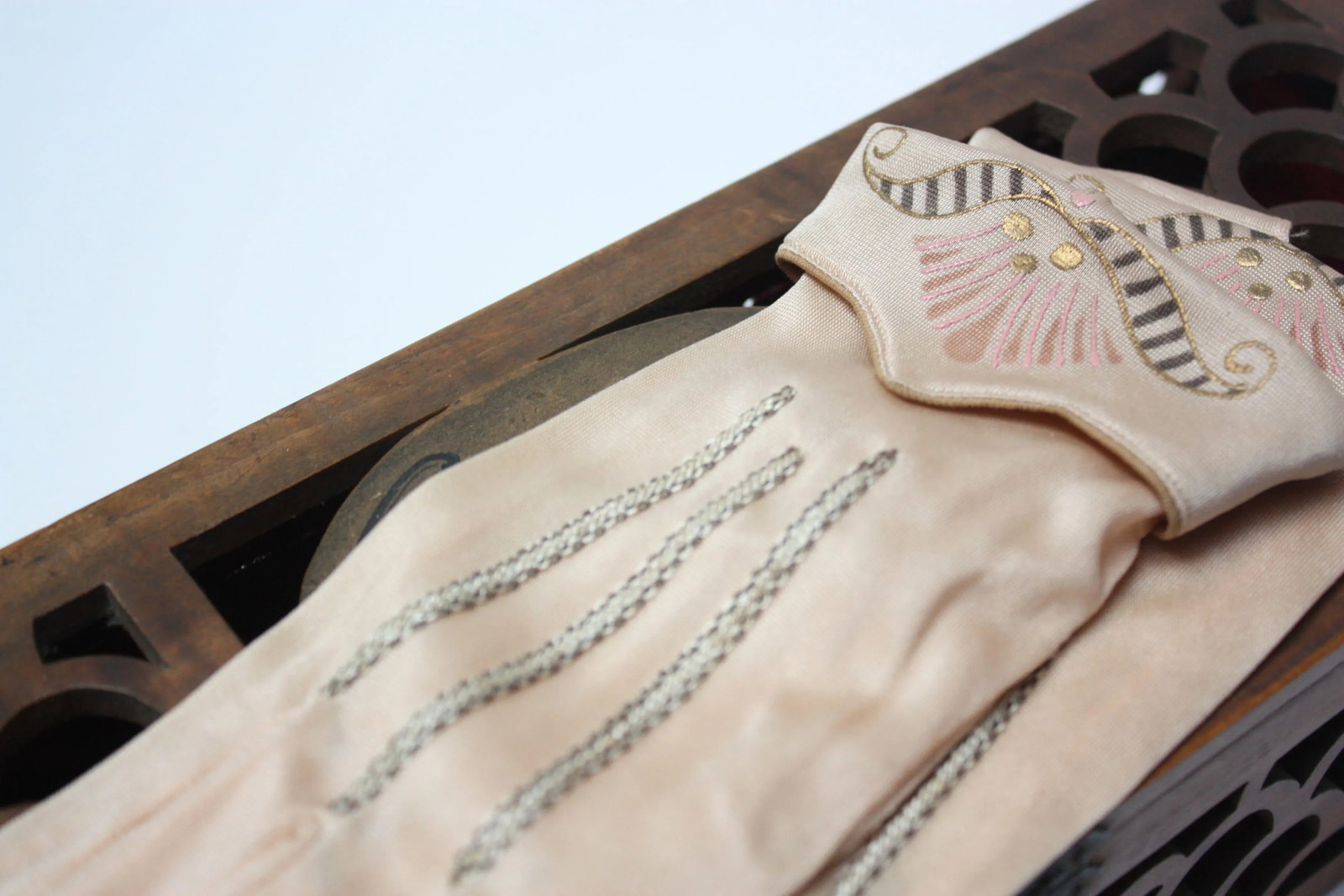 Late 19th Century Victorian Carved Glove Box With Gloves - 11