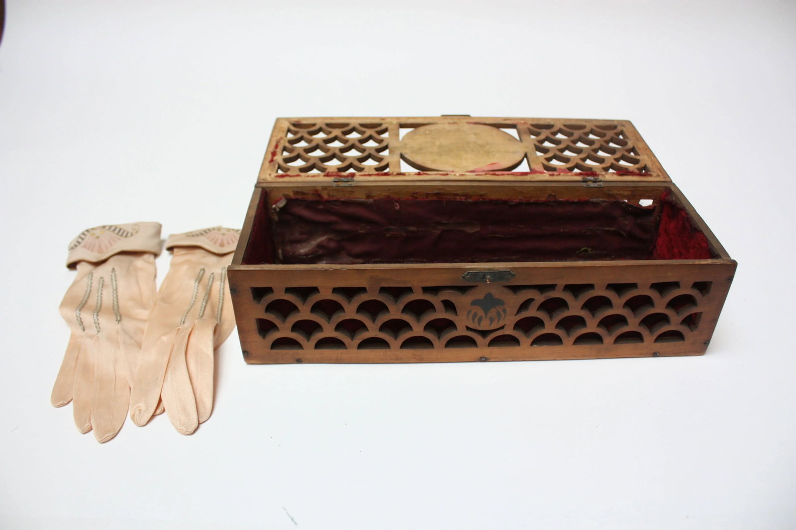 Late 19th Century Victorian Carved Glove Box With Gloves - 2
