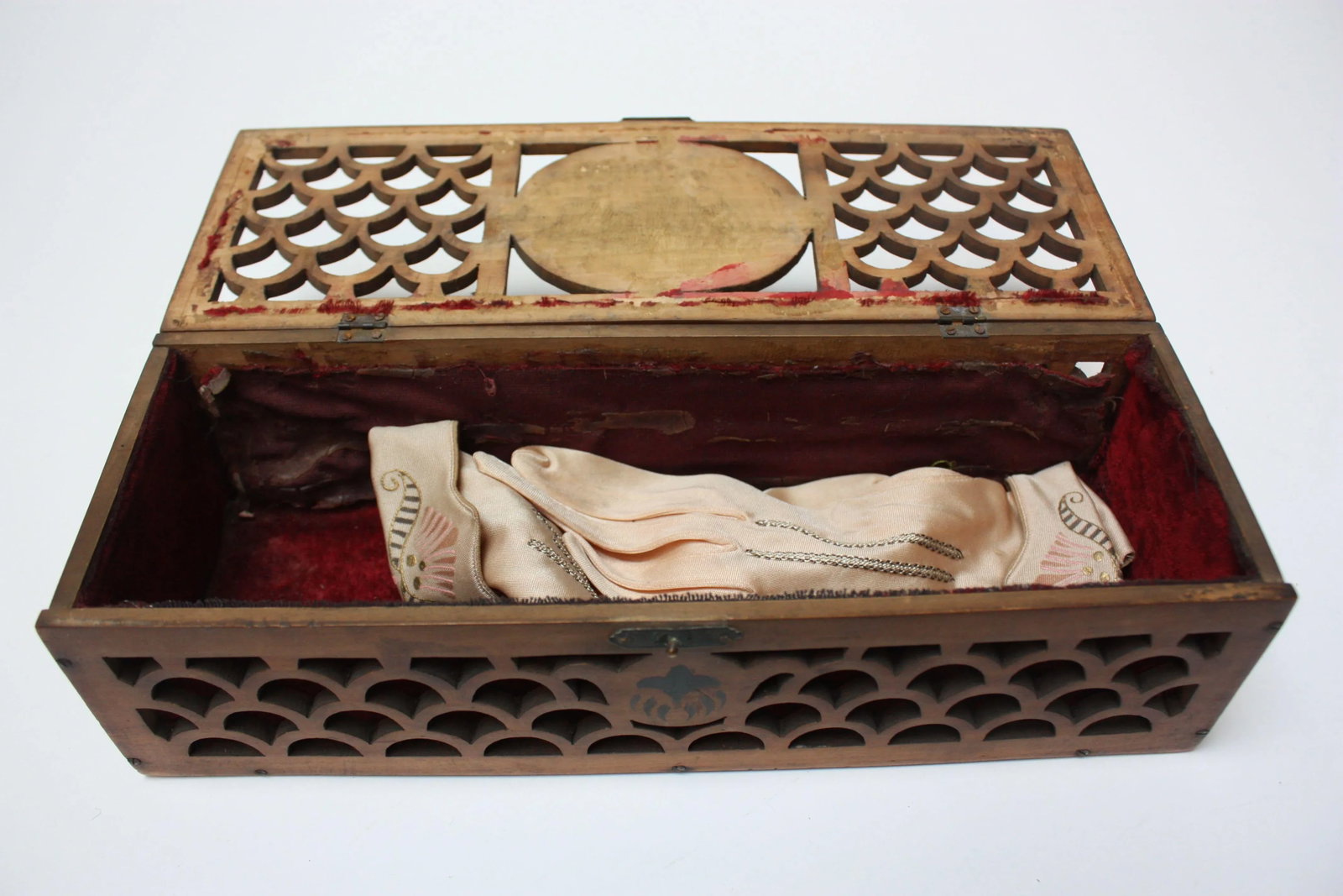 Late 19th Century Victorian Carved Glove Box With Gloves - 5
