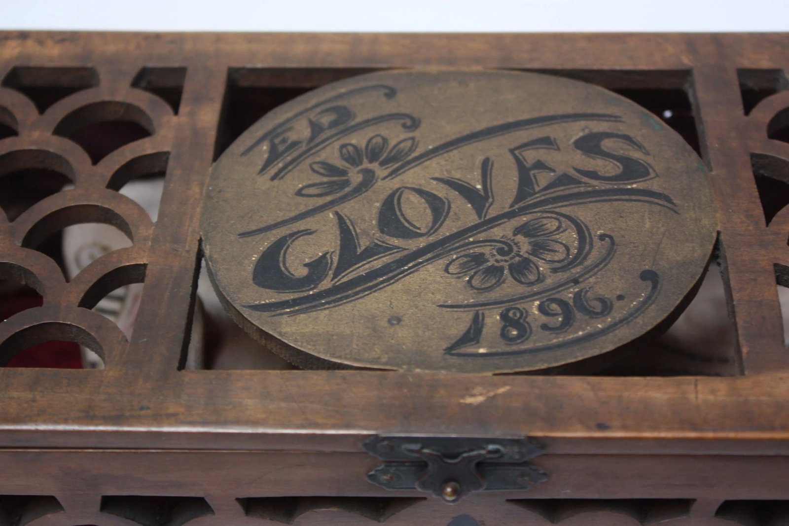 Late 19th Century Victorian Carved Glove Box With Gloves - 8