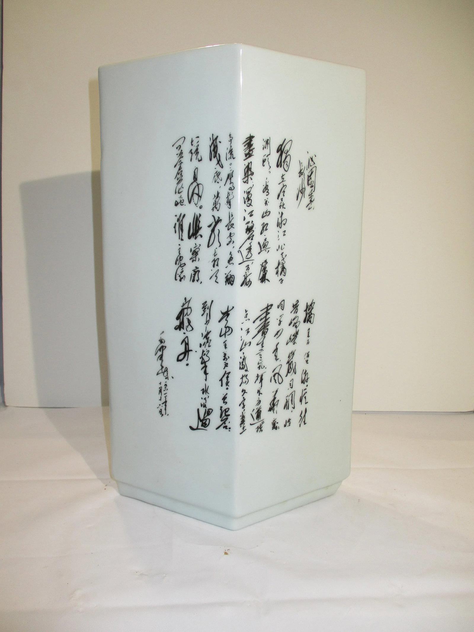 Chiang Kai-Shek and Mao Zedong Photo Vase - 4