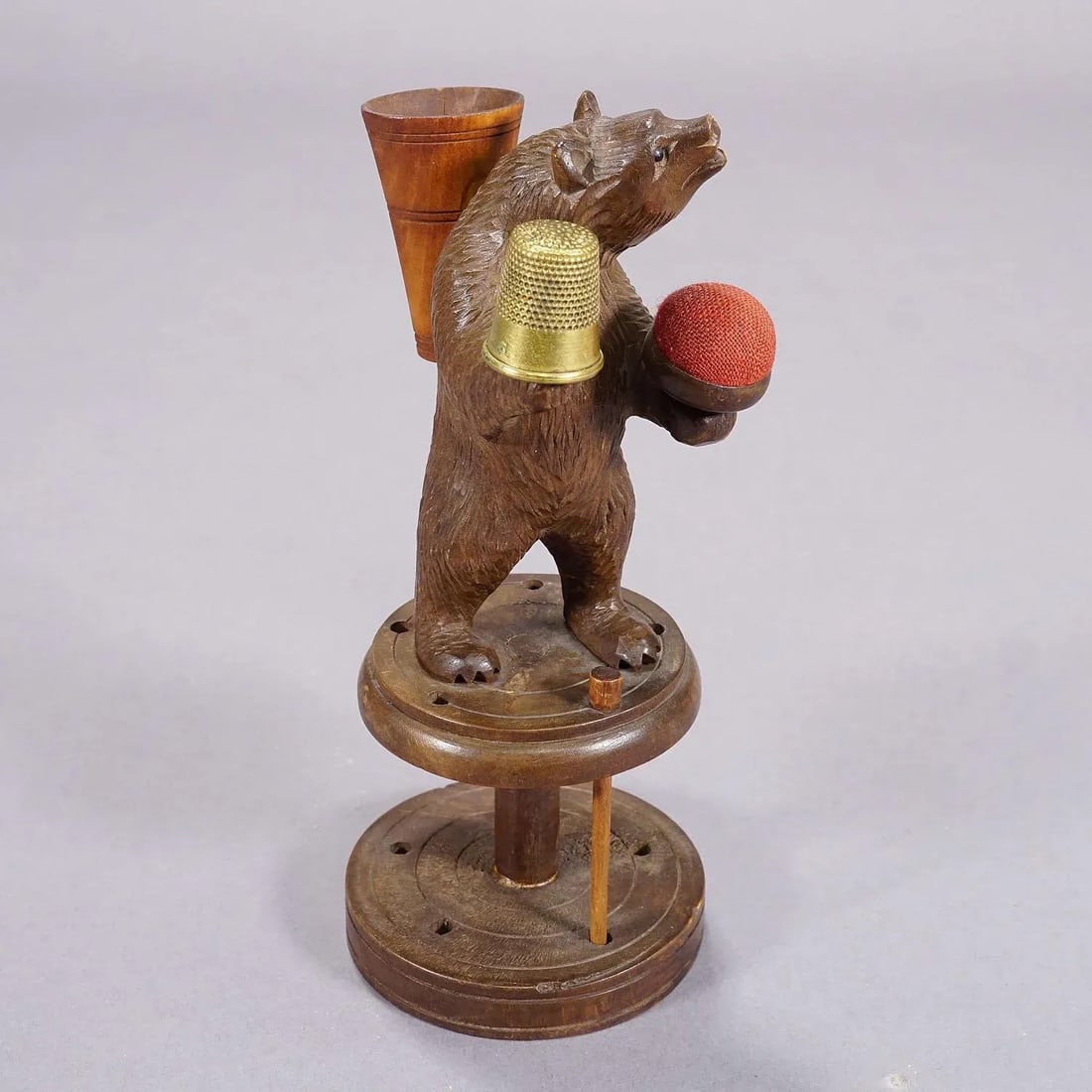 A Lovely Carved Black Forest Bear for Sewing Utensils, Pierre Michel, Brienz - 4