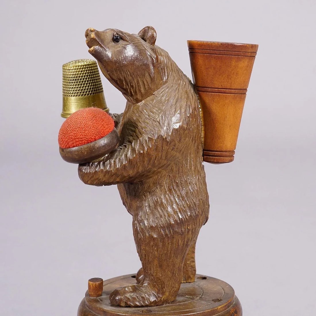 A Lovely Carved Black Forest Bear for Sewing Utensils, Pierre Michel, Brienz - 6