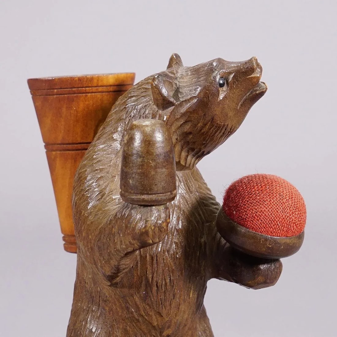 A Lovely Carved Black Forest Bear for Sewing Utensils, Pierre Michel, Brienz - 7