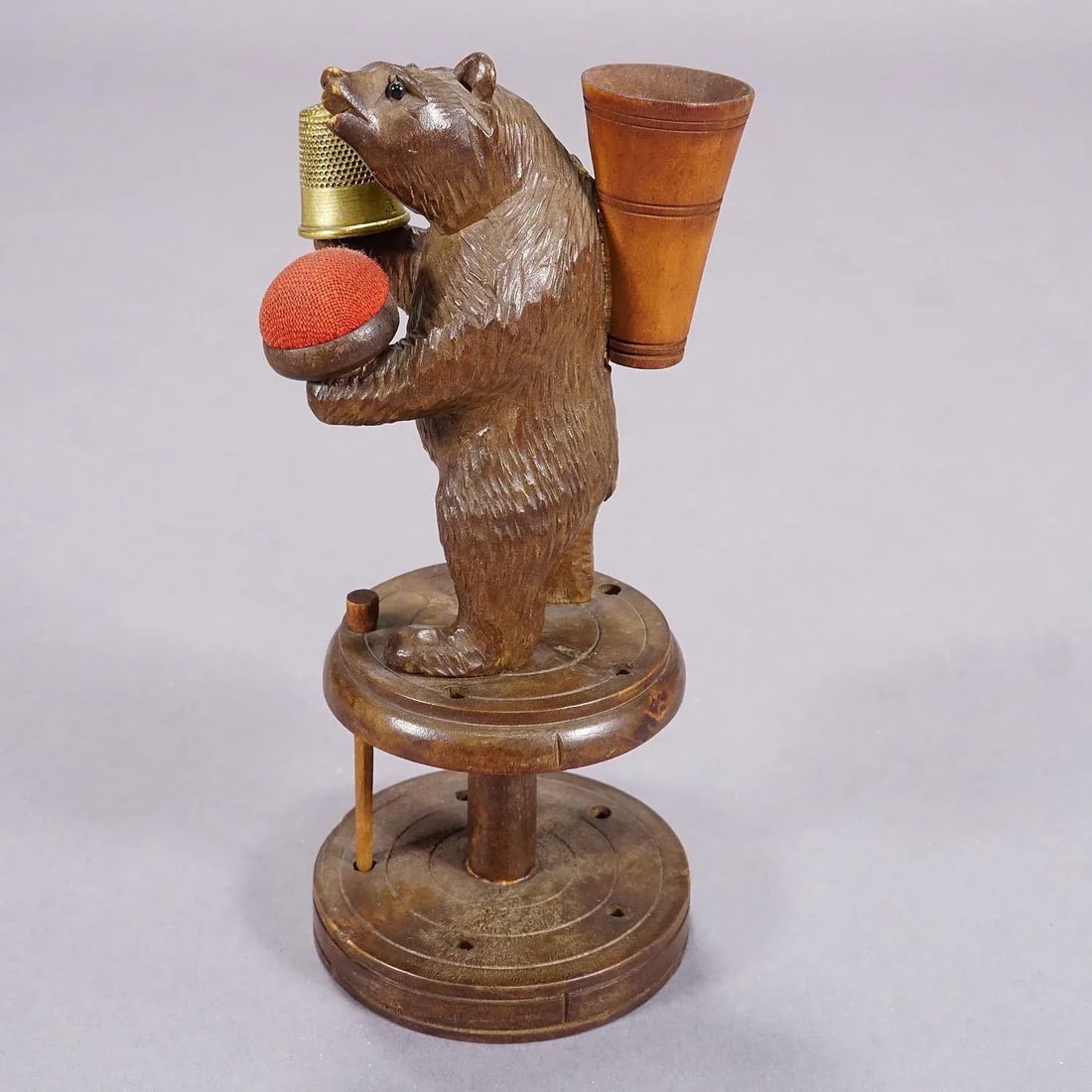 A Lovely Carved Black Forest Bear for Sewing Utensils, Pierre Michel, Brienz - 8