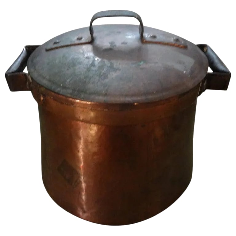 19th Century French Copper Pot With Lid: Beautiful 19th century French Provincial copper cooking pot with original lid. This French piece has not been polished and makes a great decorative accessory, kitchen accessory, centerpiece, cachepot,