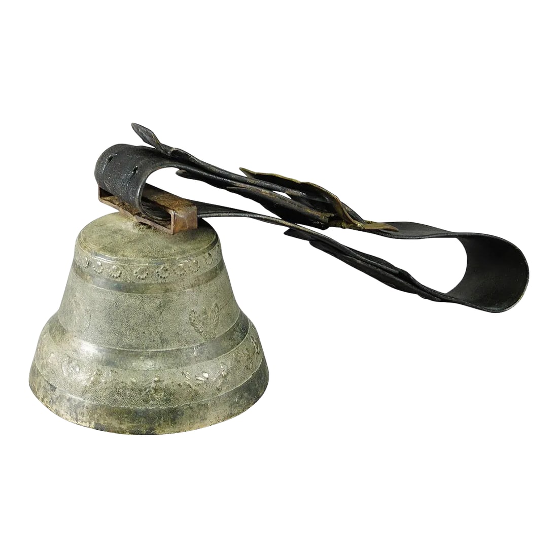 Antique Casted Bronze Cattle Bell Made in Switzerland Ca. 1930: Antique Casted Bronze Cattle Bell Made in Switzerland ca. 1930 A large and heavy casted bronze cattle bell manufactured in Switzerland around 1930. The antique bell features high relief motifs of