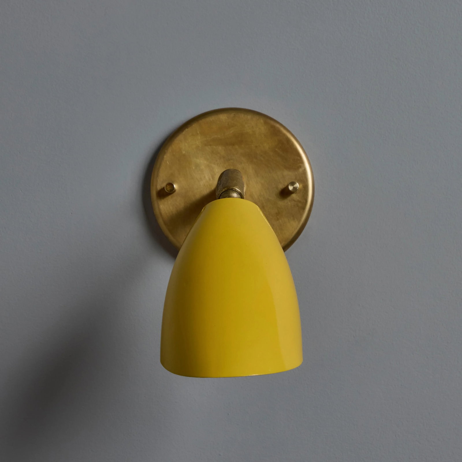 1960s Gino Sarfatti Model #26b Yellow and Brass Wall Lamp for Arteluce - 11
