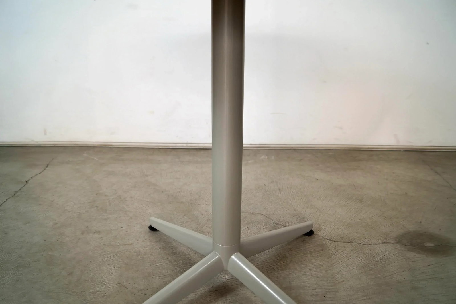 1990's Vintage Herman Miller Style Round Dining Table - 11