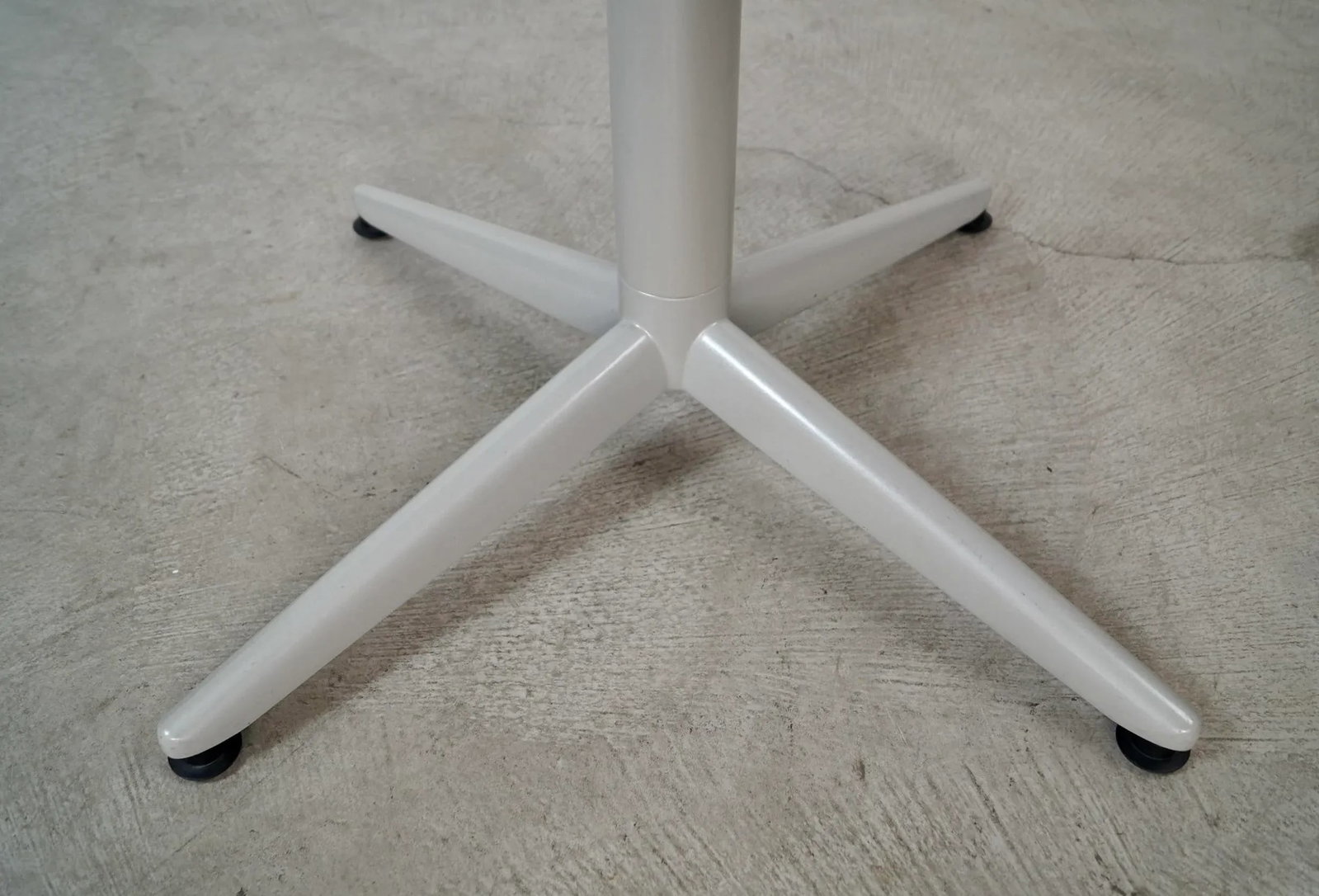 1990's Vintage Herman Miller Style Round Dining Table - 12