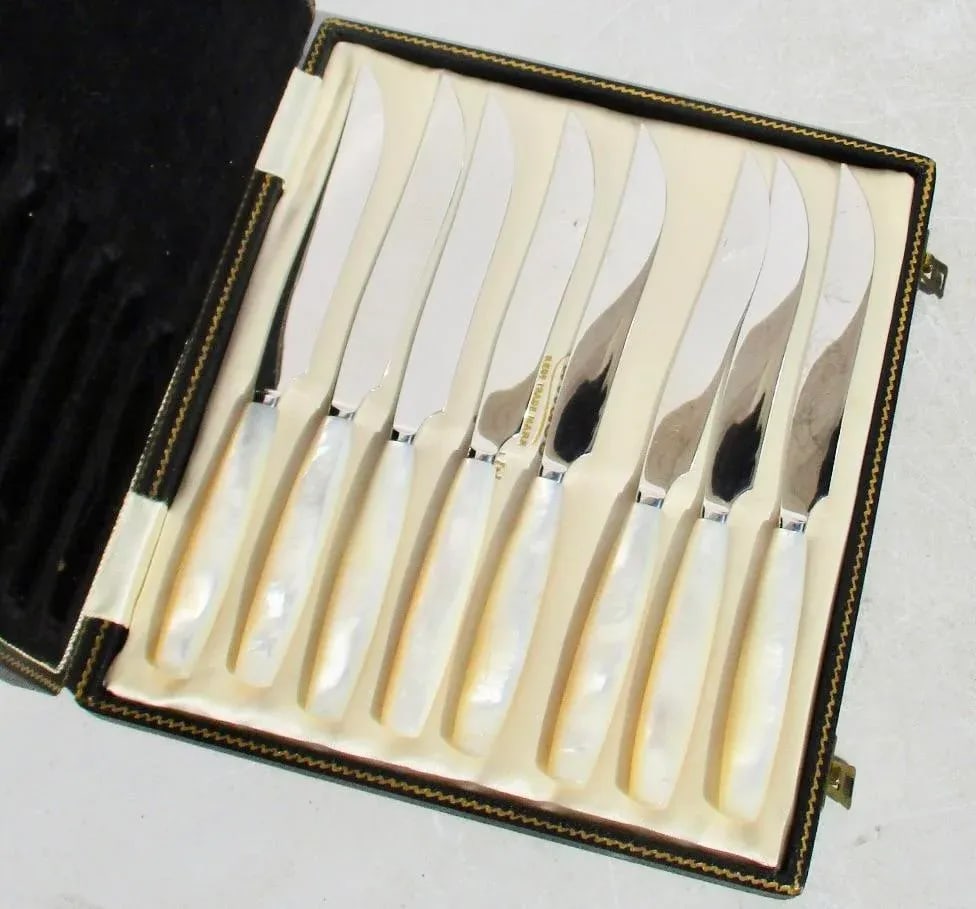 Boxed Set of 8 Steak Knifes. English - A Set of 8 - 2