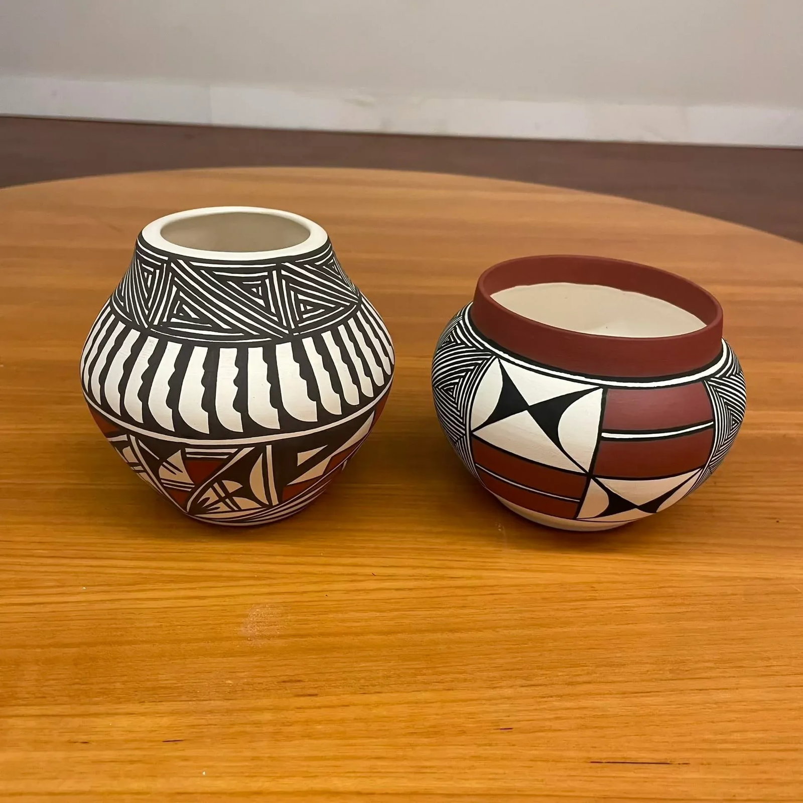 Pair of Acoma Pueblo Hand-Painted Pottery Jars, Signed by Florence & D. Sarracino - 4