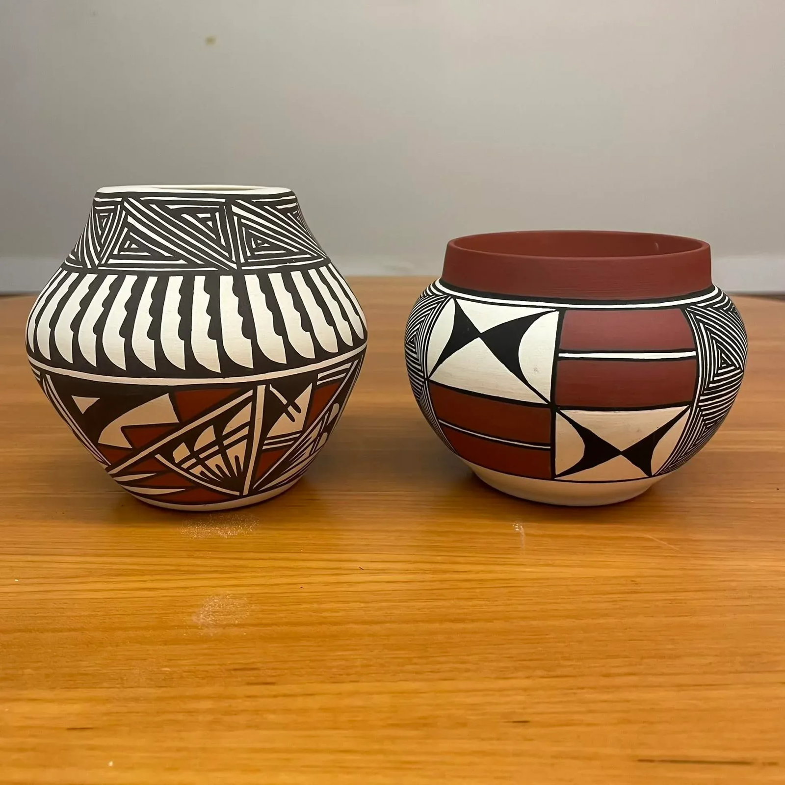 Pair of Acoma Pueblo Hand-Painted Pottery Jars, Signed by Florence & D. Sarracino - 5