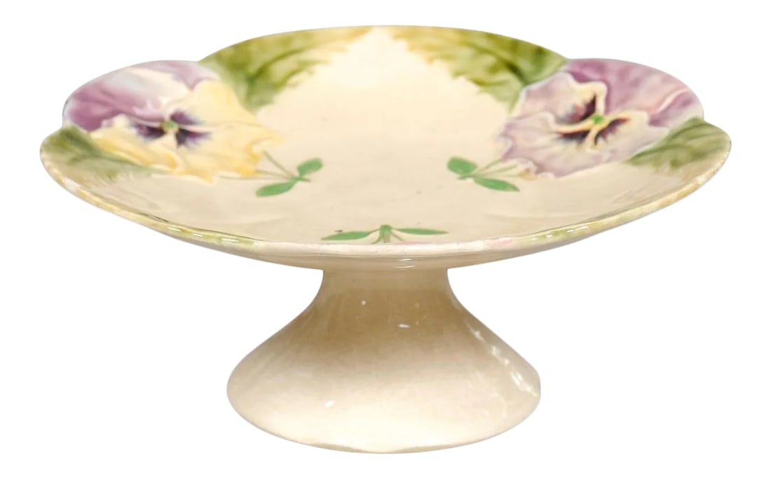 19th Century French Majolica Pansies & Scalloped Edge Compote: A French majolica compote from the 19th century with pansies and scalloped edge. Born in France during the 19th century, this compote features a décor of delicate purple pansies adorning the