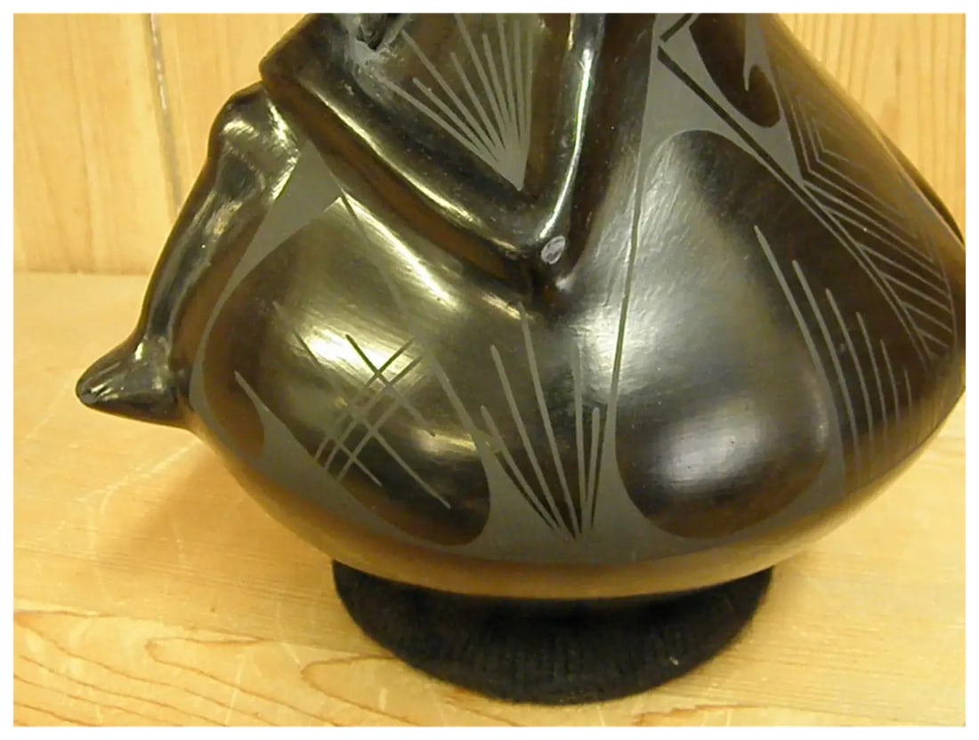 Late 20th Century Mata Ortiz Hand Coiled Blackware Effigy Pot by Rosa Quezada - 10