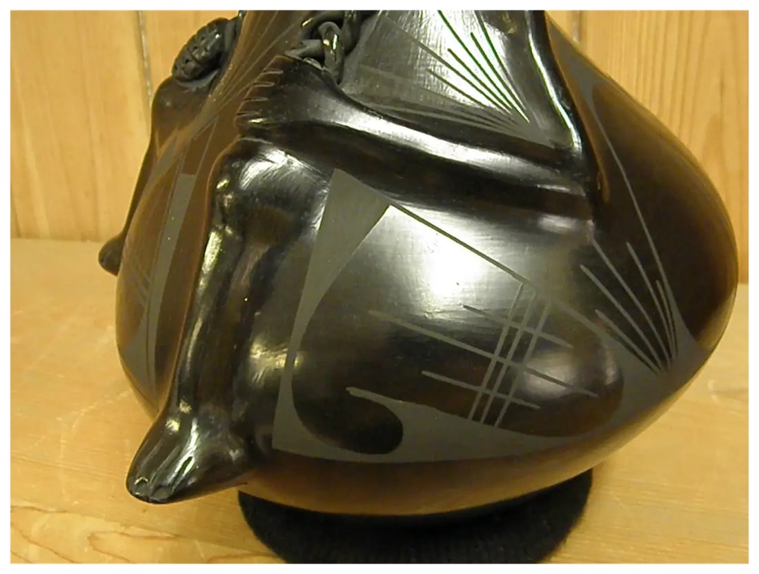 Late 20th Century Mata Ortiz Hand Coiled Blackware Effigy Pot by Rosa Quezada - 12