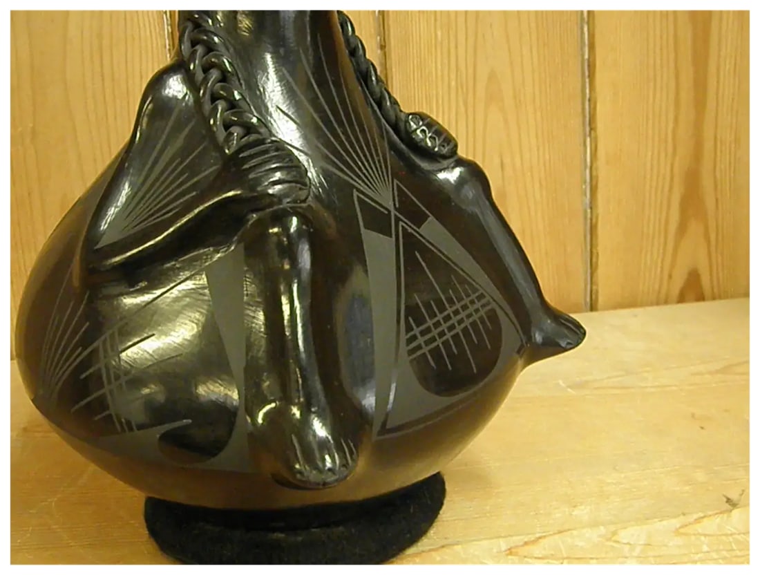 Late 20th Century Mata Ortiz Hand Coiled Blackware Effigy Pot by Rosa Quezada - 4