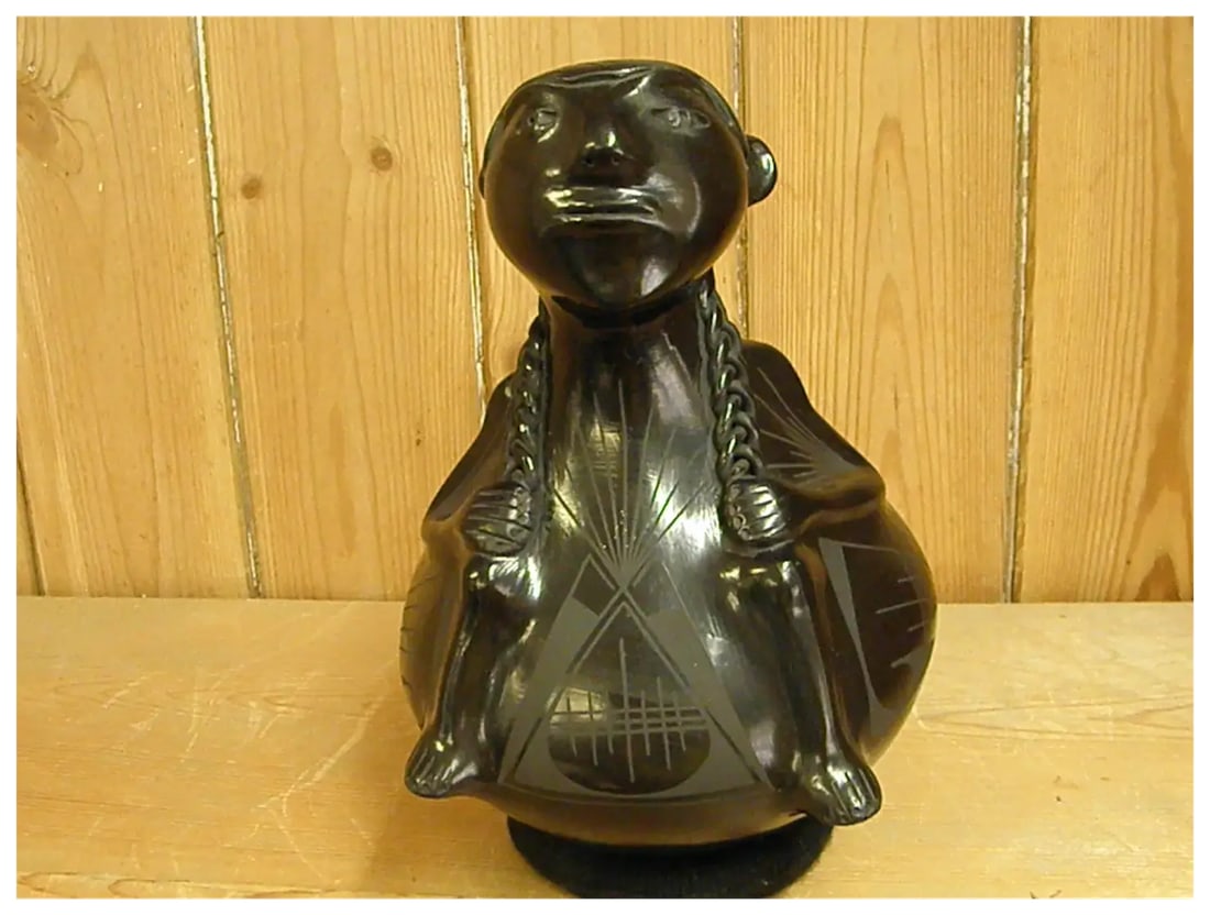 Late 20th Century Mata Ortiz Hand Coiled Blackware Effigy Pot by Rosa Quezada - 5