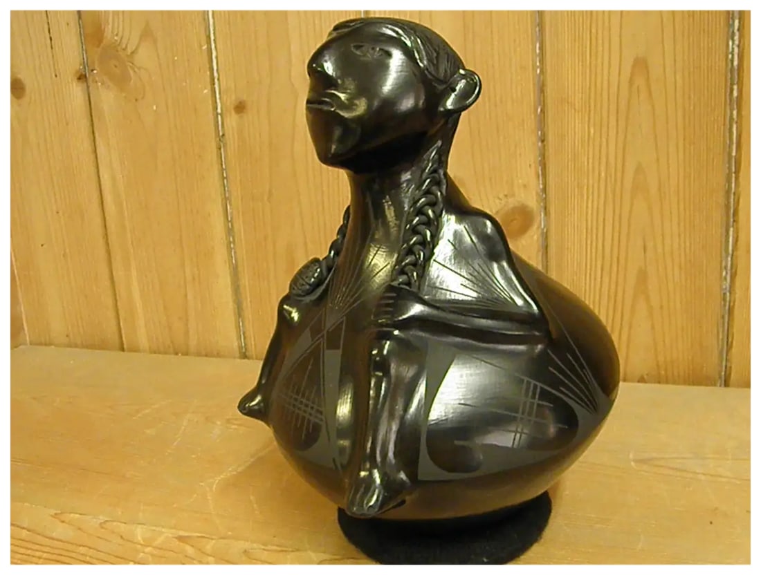 Late 20th Century Mata Ortiz Hand Coiled Blackware Effigy Pot by Rosa Quezada - 8