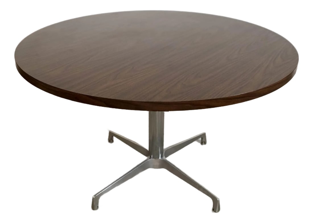 1960's Mid-Century Modern Herman Miller Style Dining Table: Original vintage Midcentury Modern round dining table for sale. It has a classic Eames for Herman Miller design and style, and is really well built. It's in excellent condition, and has a faux wood