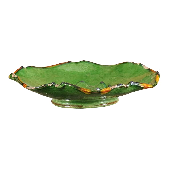 French Provincial 1850s Green Glazed Hors d'Å’uvres Dish with Scalloped Edges: A French Provincial green glazed pottery Hors d'Å’uvres dish from the mid 19th century, with scalloped edges and orange accents. Created in Provence during the reign of Emperor Napoléo