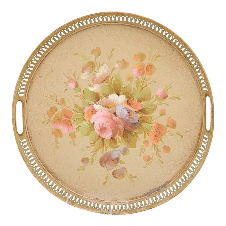 Early 20th Century French TÃ´le Tray with Hand-Painted Bouquet of Roses and Pierced: A French round tôle tray from the 20th century with hand-painted décor depicting a bouquet of roses, and pierced gallery. Created in France during the 20th century, this tôle tray