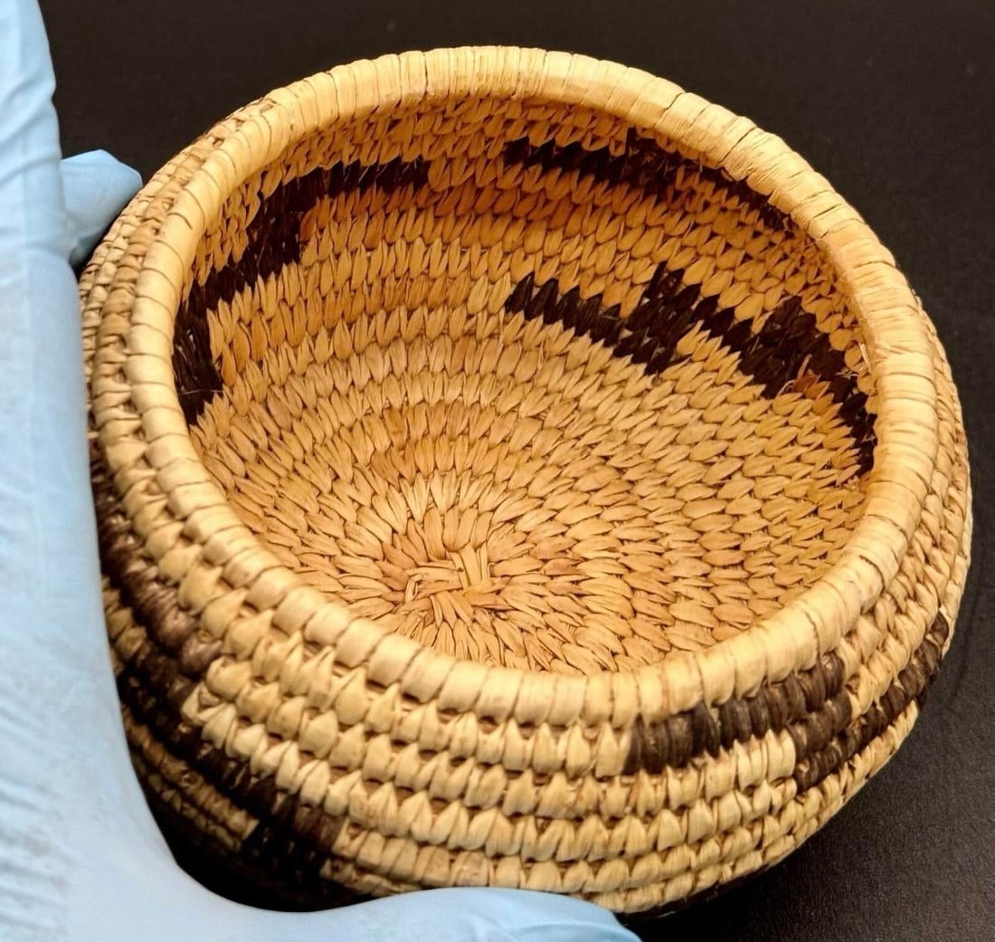 1930s Native American Papago Style Hand Woven Lidded Coil Basket. Tohono O'odham Style - 10