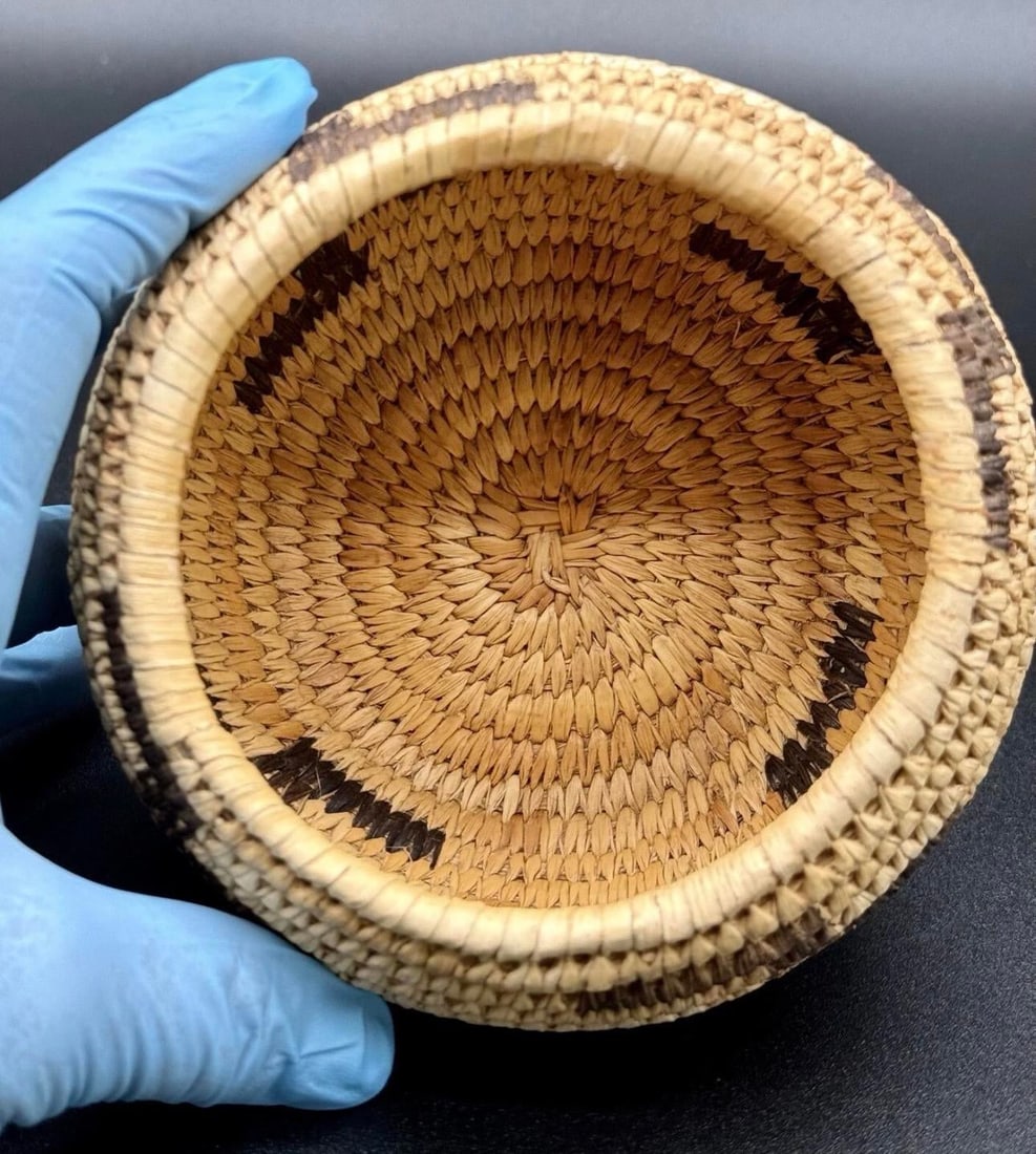1930s Native American Papago Style Hand Woven Lidded Coil Basket. Tohono O'odham Style - 11