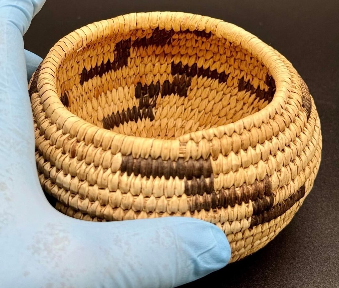 1930s Native American Papago Style Hand Woven Lidded Coil Basket. Tohono O'odham Style - 12