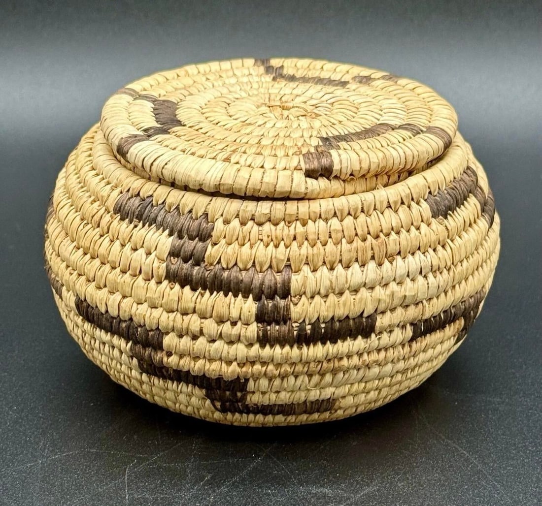 1930s Native American Papago Style Hand Woven Lidded Coil Basket. Tohono O'odham Style - 3