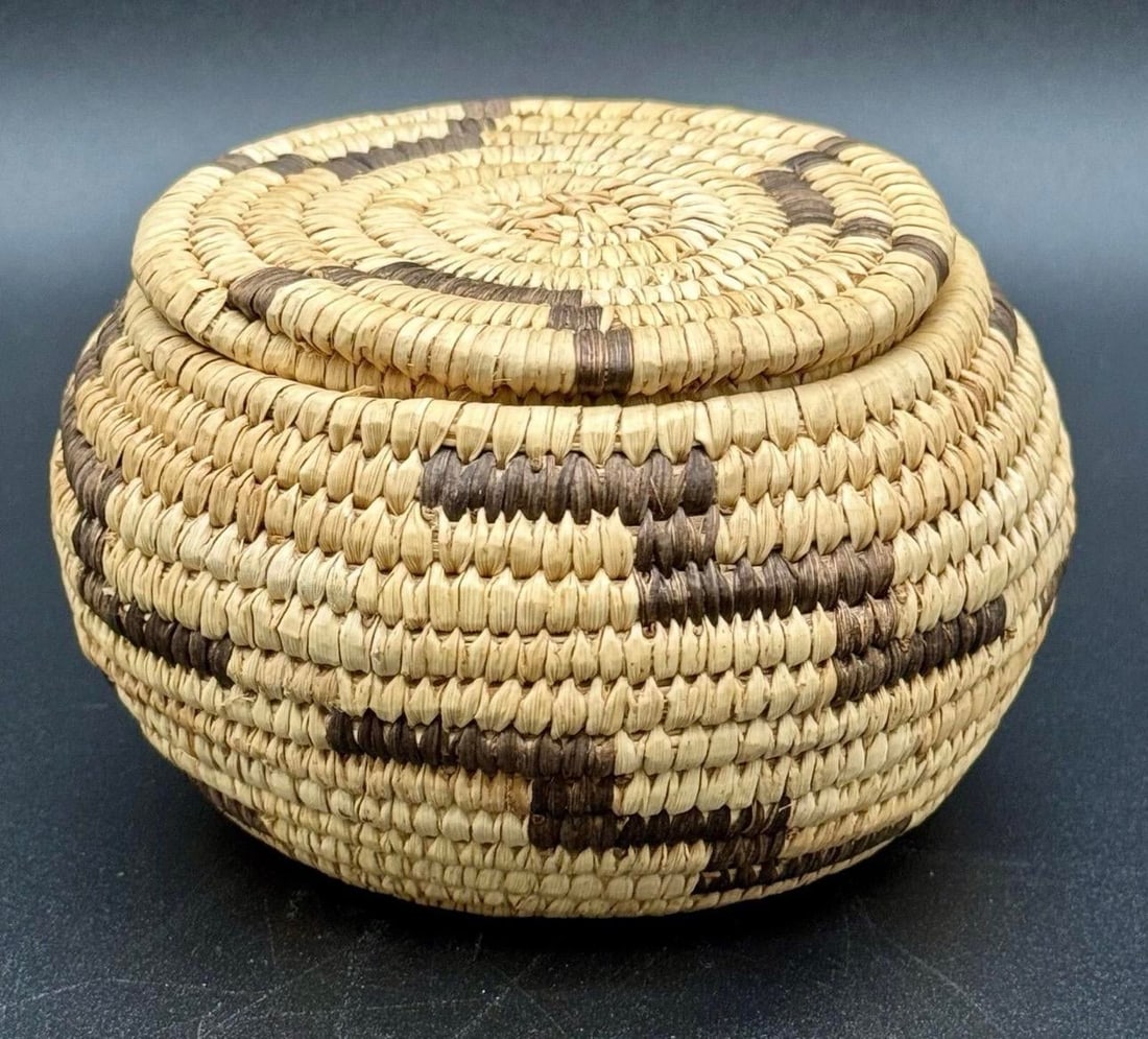 1930s Native American Papago Style Hand Woven Lidded Coil Basket. Tohono O'odham Style - 6
