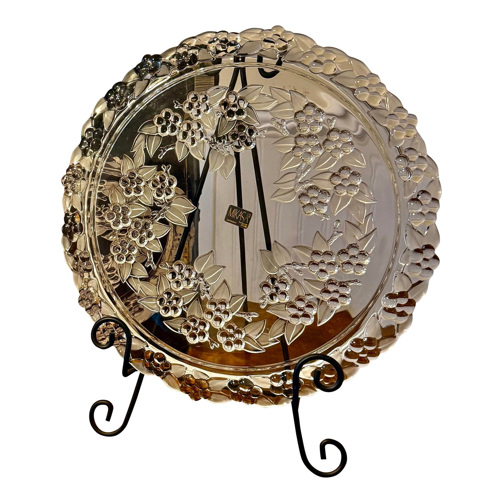 Mikasa Walther Carmen Crystal Cake Plate: This is an elegant crystal cake plate, designed for serving desserts, appetizers, or as a decorative centerpiece. It features an intricate raised berries and leaves design, with the leaves and the