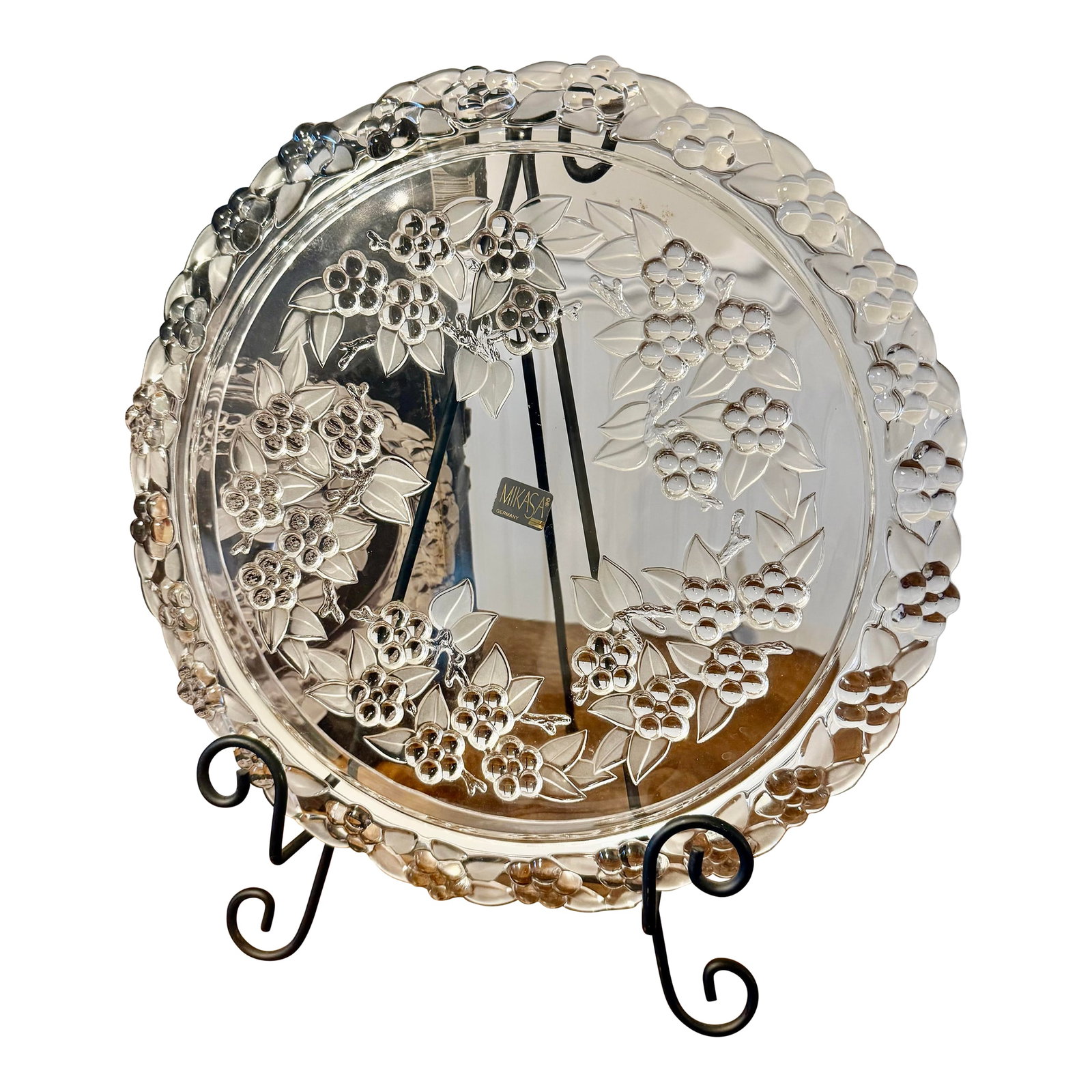 Mikasa Walther Carmen Crystal Cake Plate: This is an elegant crystal cake plate, designed for serving desserts, appetizers, or as a decorative centerpiece. It features an intricate raised berries and leaves design, with the leaves and the