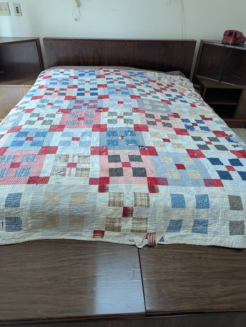 Hand-Stitched American Folk Art Nine Patch Pattern Quilt - 3