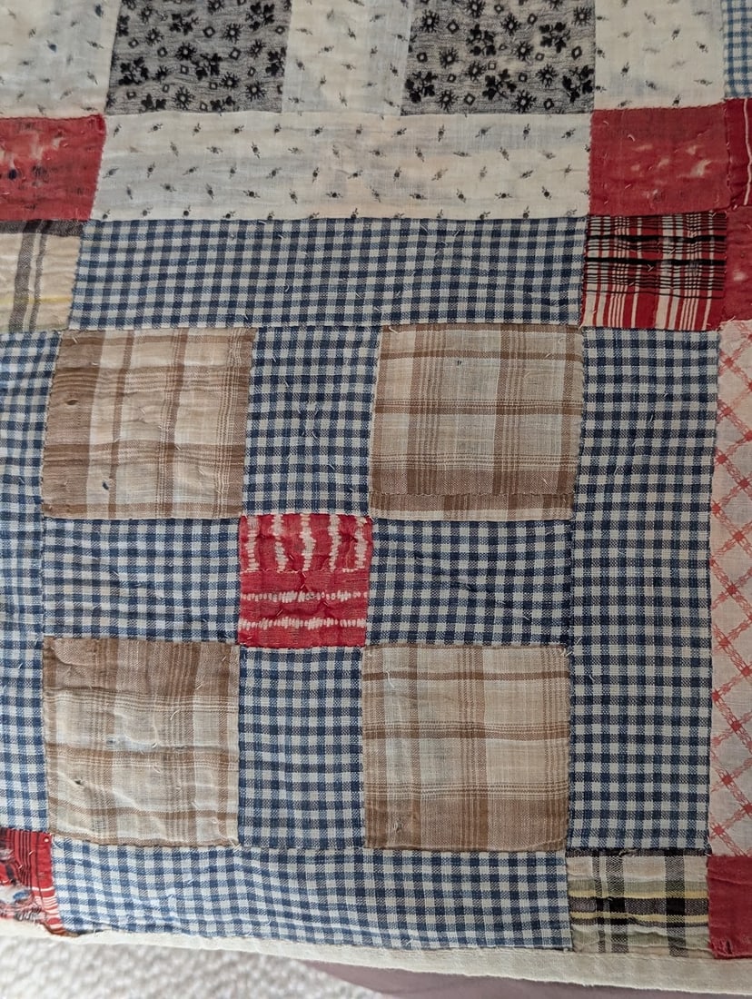 Hand-Stitched American Folk Art Nine Patch Pattern Quilt - 4