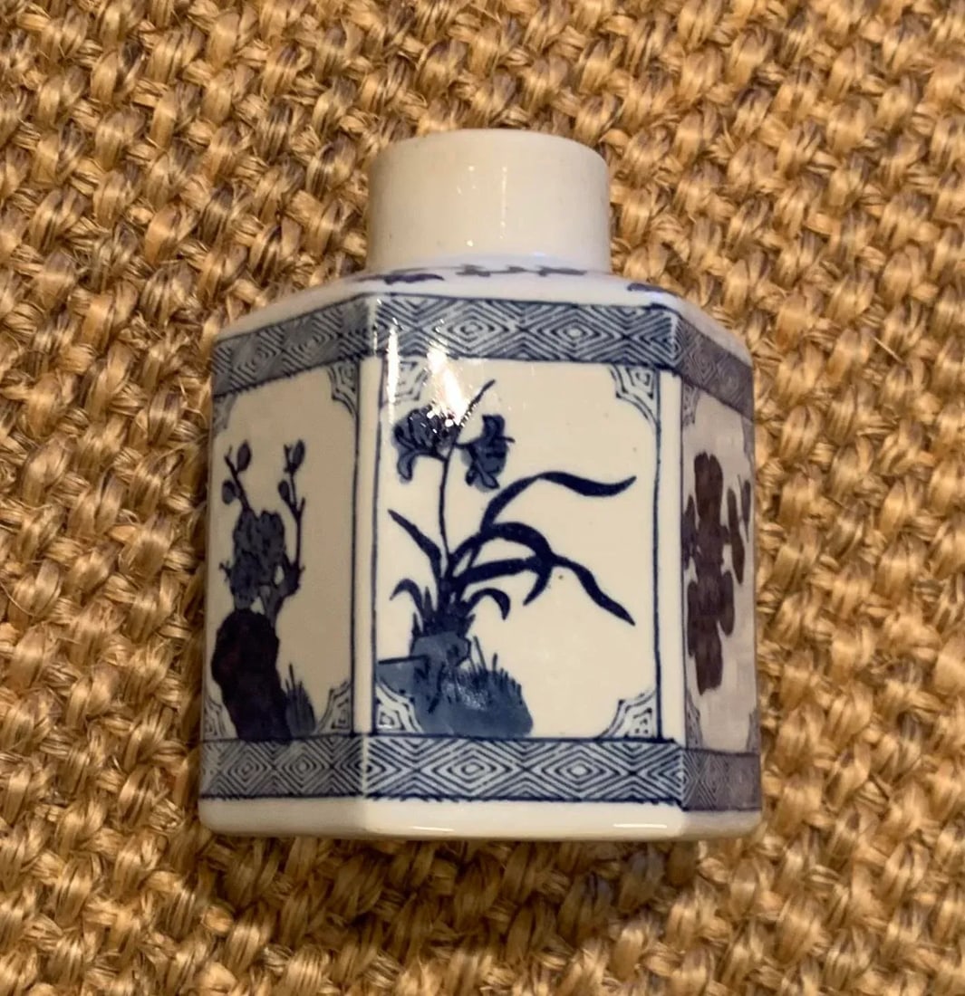 1950s Small Blue and White Japanese Hexagon Vase - 6